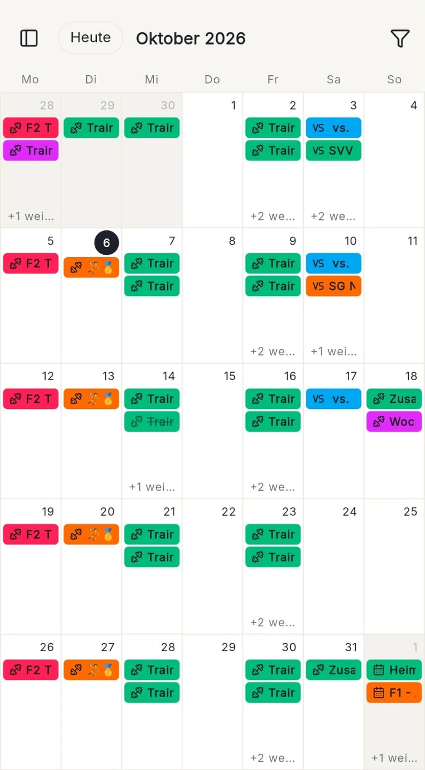 Monatskalender mit Terminen mehrerer Teams, jedes Team in einer eigenen Farbe
